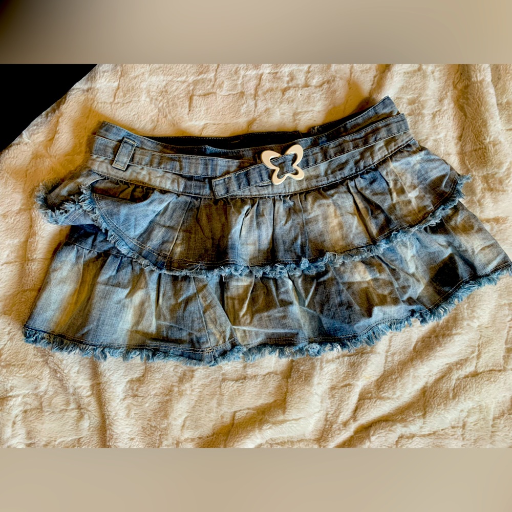 Vintage low rise light wash 2000s denim mini skirt w/ butterfly belt 💙Y2K